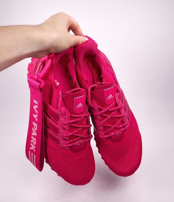 na e-shop nám přibyly nové adidas UltraBoost OG Beyoncé IVY PARK 🩷🏃🏽‍♀️🏃🏼 #sneakermarket #ultraboost #ivyparkxadidas